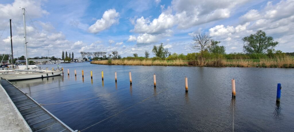 Von der Lagunenstadt aus sind Bootsfahrten nach Usedom oder einfach eine Runde übers Haff möglich und beliebt. Foto Das Stettiner Haff vor der "Haustür" von Ueckermünde wird von Freizeitsportlern gern genutzt. Flächenmäßig ist es etwas größer als Berlin. Foto: © Ines Patro