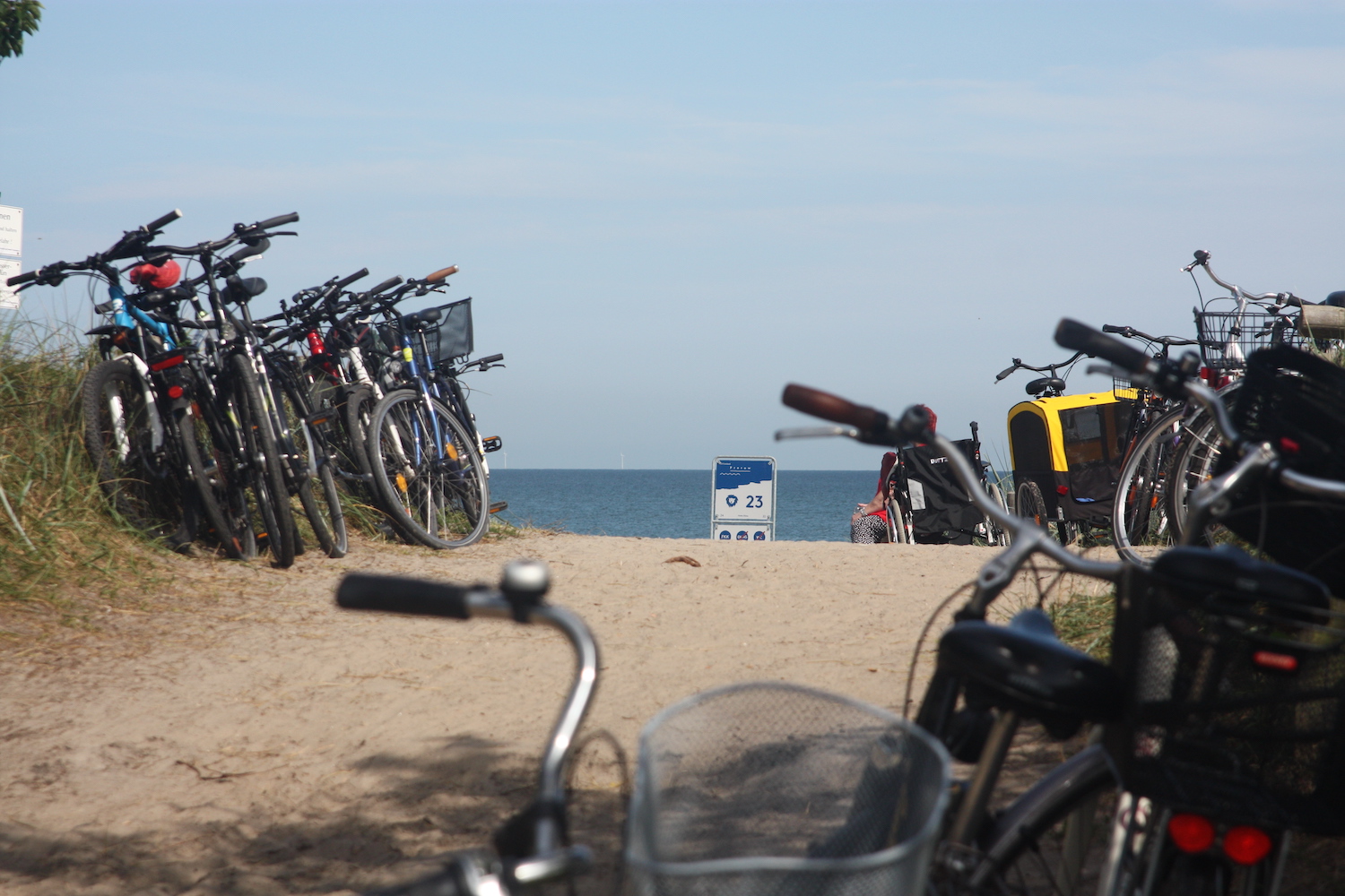 Eine kleine Erfrischung in den Ostsee-Wellen ist nach der halben Etappe genau das Richtige. Foto: Sebastian Langer