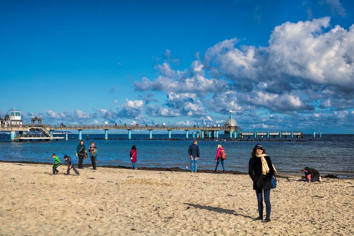 Die Ostseeküste ist zu allen Jahreszeiten einen Besuch wert. In den Herbst- und Wintermonaten können nach stürmischen Nächten funkelnde Bernsteine an Land gespült werden. Foto: © ArTo - stock.adobe.com